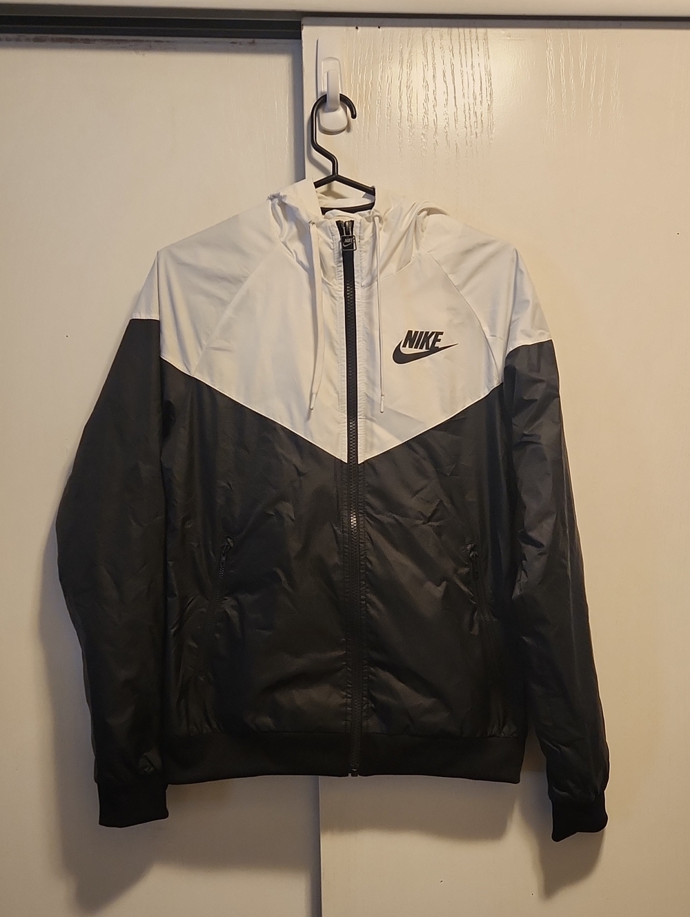 Nike Men’s XS Black and White Colorblock Windbreaker Jacket